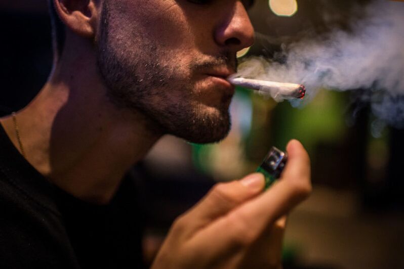 A man who smokes at the entrance does not know the ban on smoking in public places