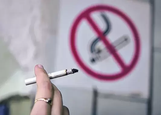 is allowed to smoke in the entrance